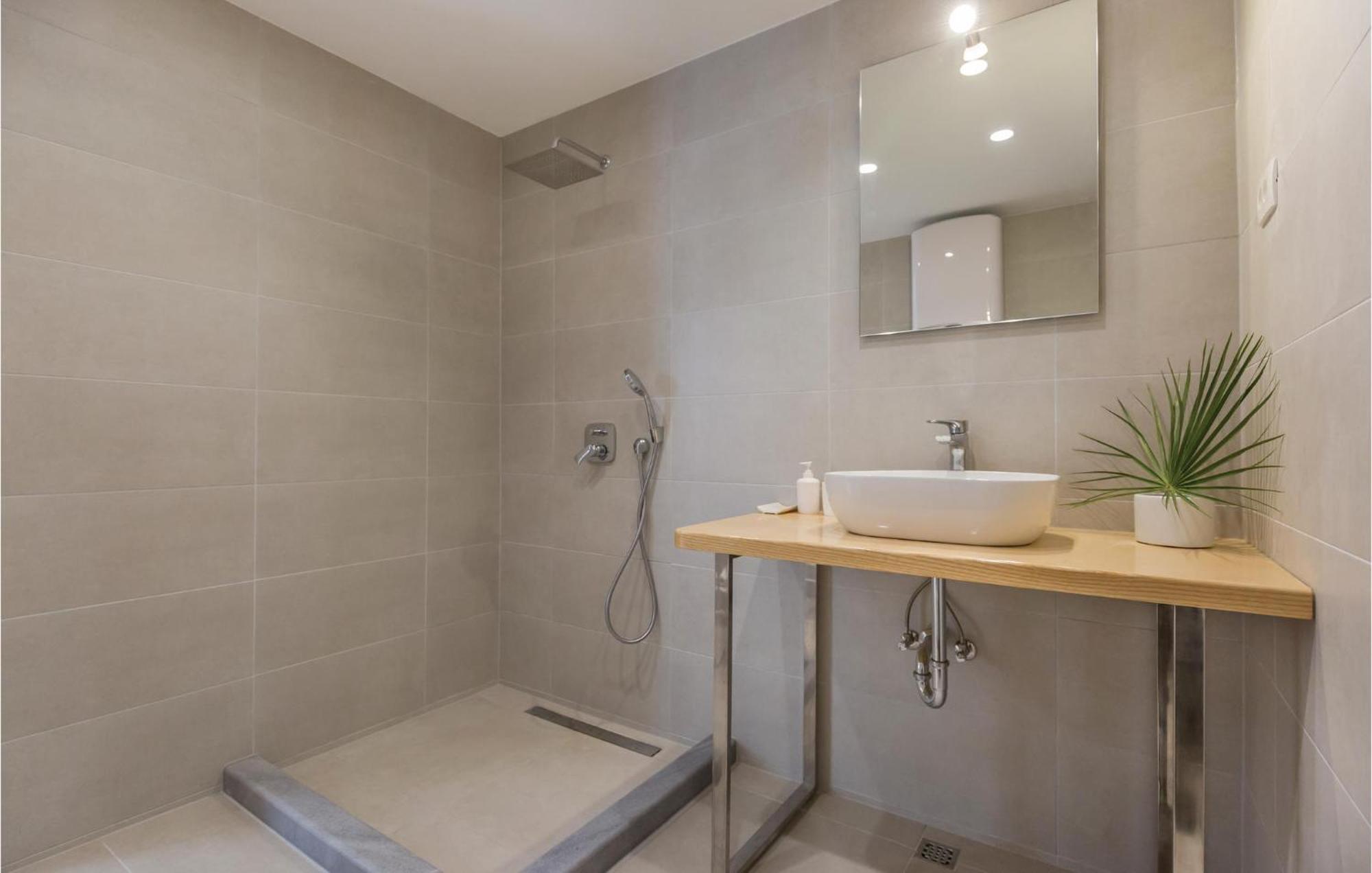 1 Bedroom Gorgeous Apartment In มาคาร์สกา ภายนอก รูปภาพ
