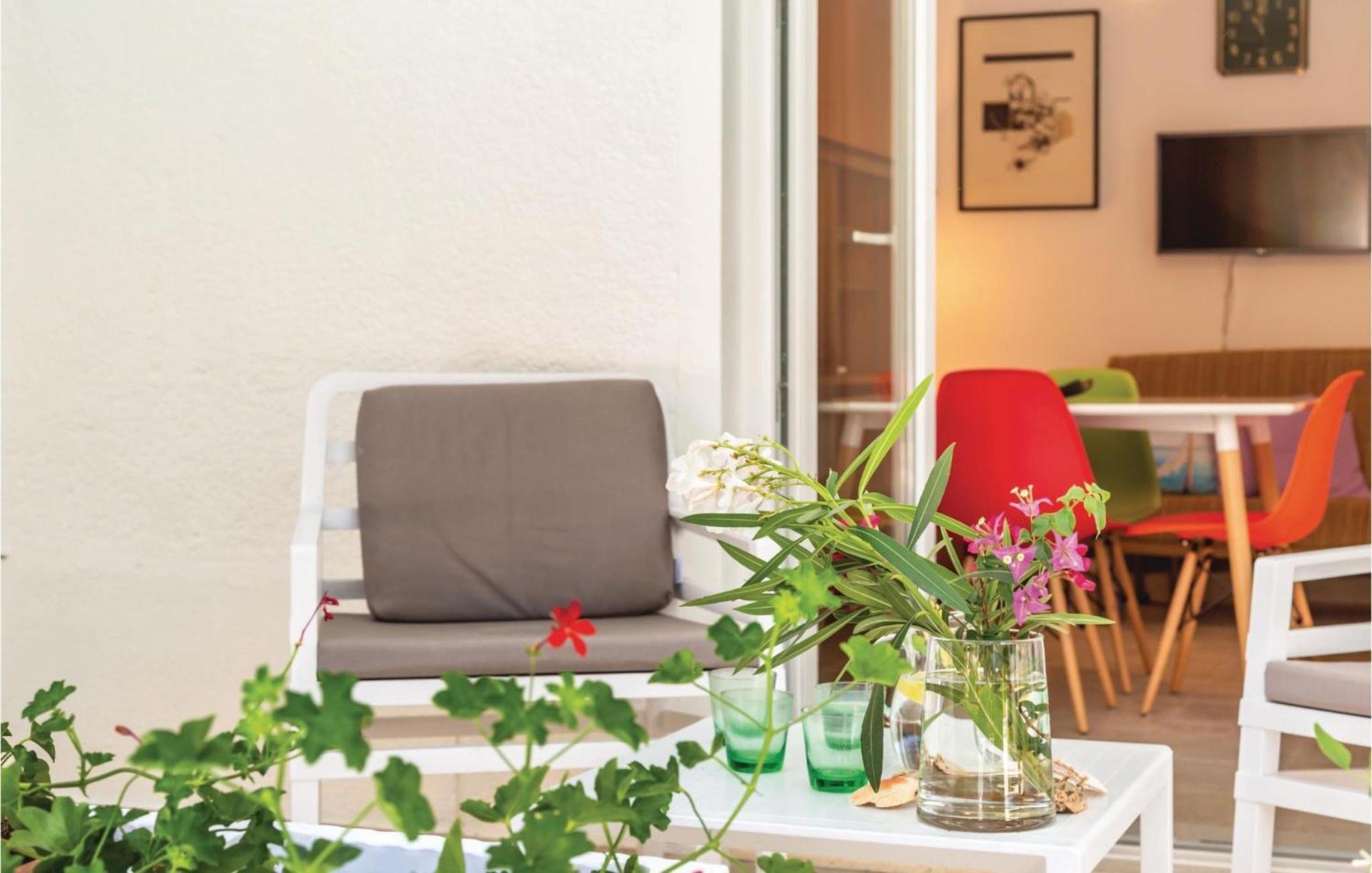 1 Bedroom Gorgeous Apartment In มาคาร์สกา ภายนอก รูปภาพ